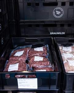 Wir lieben Fleisch – und respektieren deshalb das Tier umso mehr. Dank flexibler Produktion liefern wir lieber frisch n…