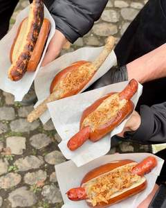 Die Mässwürstli sind ZURÜCK! 🌭🔥 Runde 2 am Petersplatz beim Grauwiler läuft! Von Original über Käsekrainer und schärfst…