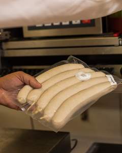 Hast du gewusst? Unsere Grauwiler-Bratwurst wird mit frischer Milch vom Maienbühl-Hof in Riehen hergestellt. So schmeck…